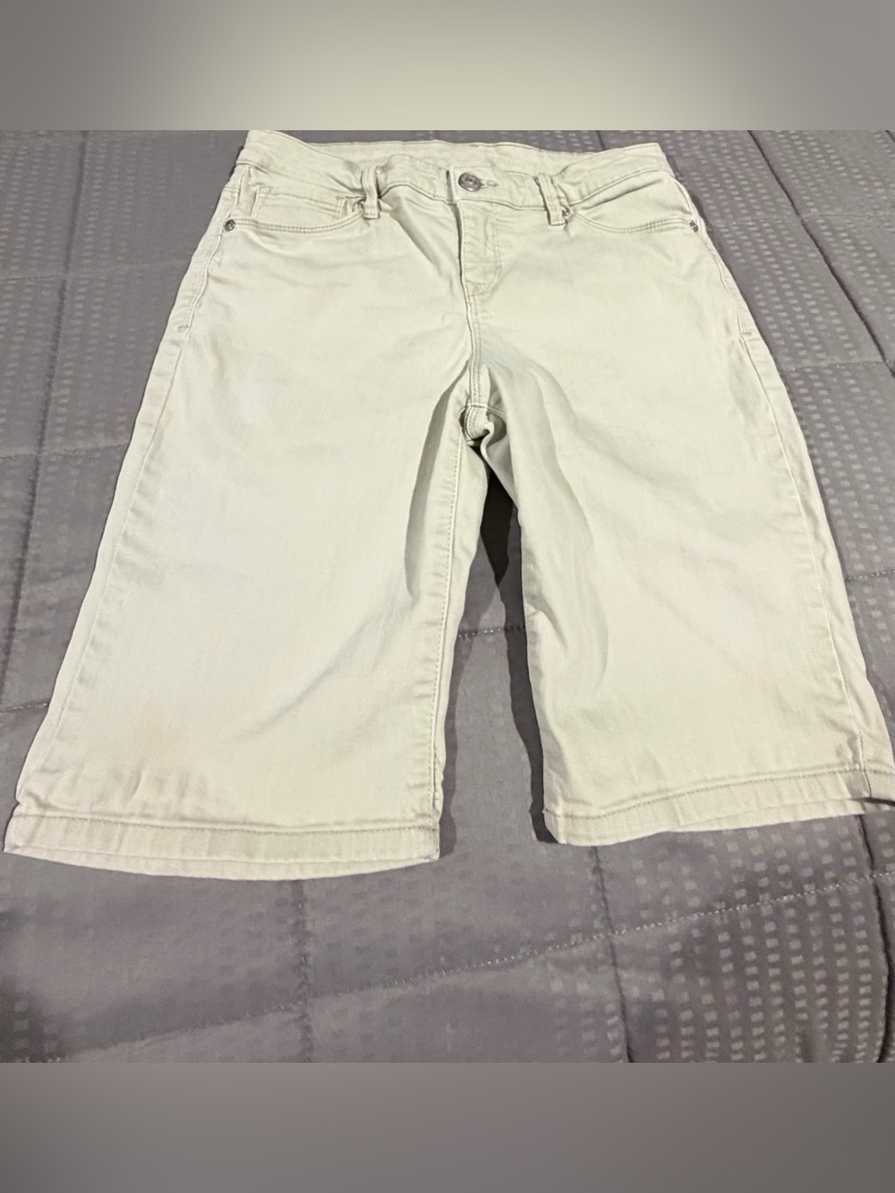 Women's Casual Cream Shorts - Classic Five-Pocket Style